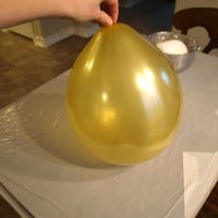 04 ballongen ferdig til å starte liming av tråd, bordet dekket av plast