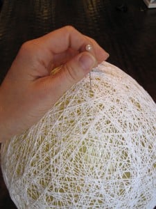 09 når tråden er tørr stikker du hull på ballongen