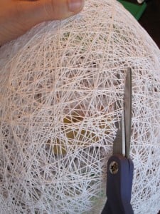 18 klipp opp trådegget start ut med liten åpning og utvid etter behov