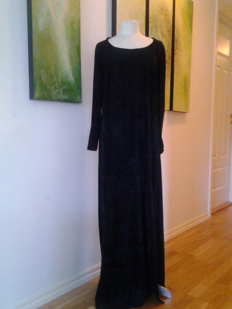 20130328 Sort lang kjole i nervøs fløyel